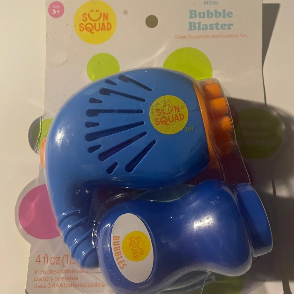 Sun Squad Mini Bubble Blaster New Sealed Summer Wet Fun Needs Batteries AAA